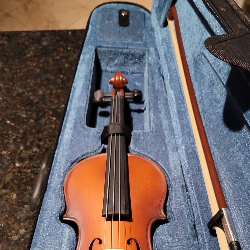 Cecilio MENDINI Childrens VIOLIN W/ case, Strings And Bow. NEW